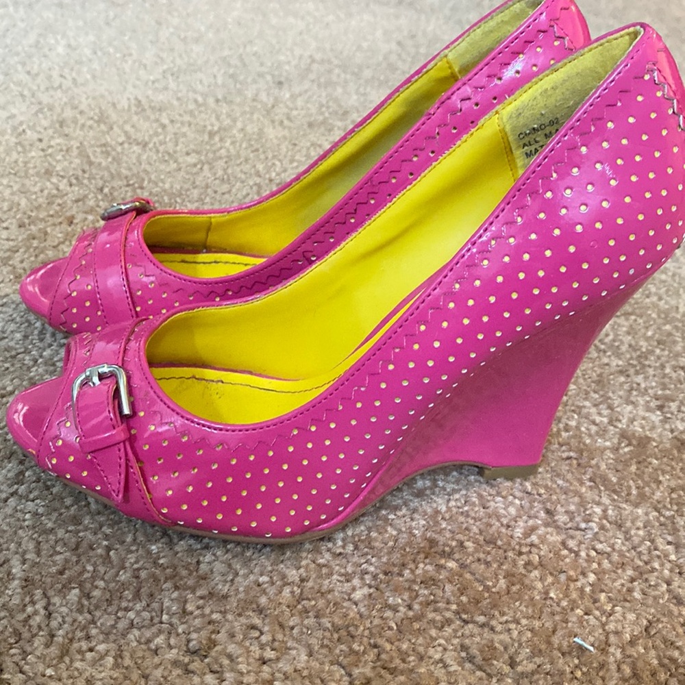 Pink dot embossed heel by Bamboo
